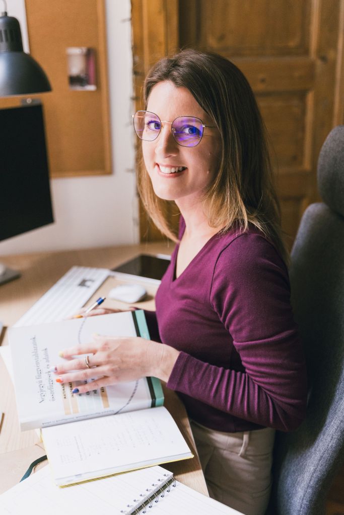 Kedves matematika tanár. Érthetően magyarázó matek tanár. Matematika korrepetálás online. Középiskolai felvételi felkészítő. Középfokú érettségi felkészítő.