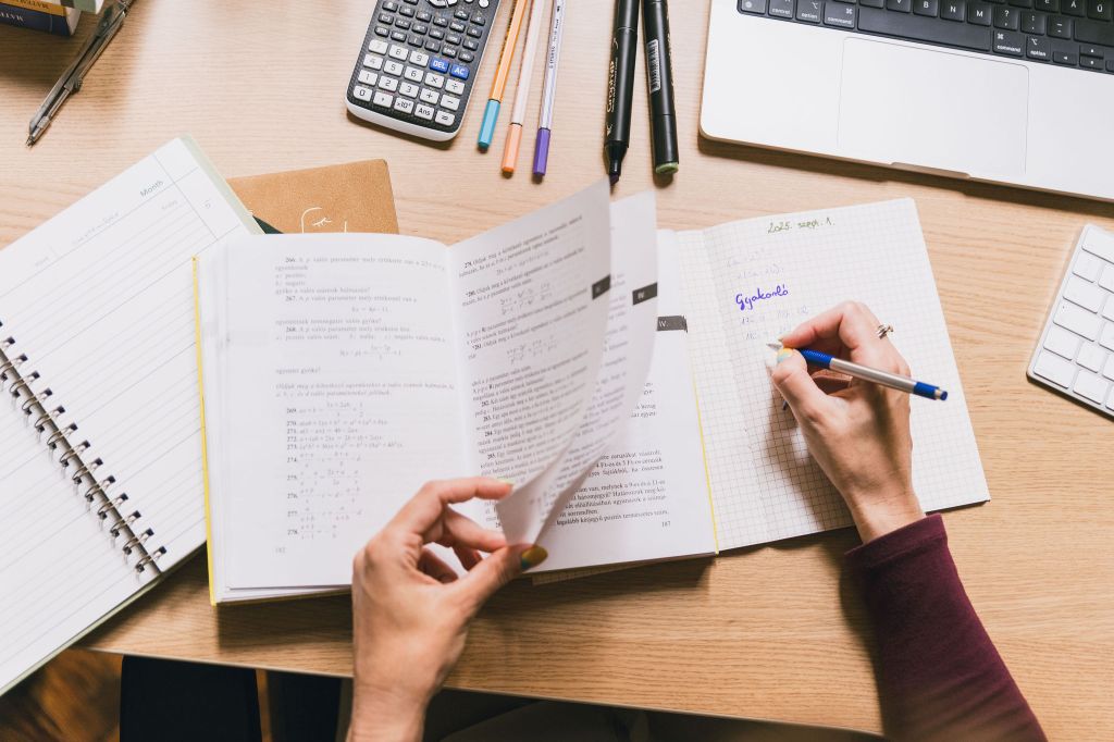 Matek segítség. Matematika gyakorló feladatok. Matek érettségi feladatok. Online matek korrep. Online matek tanítás.